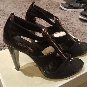Sandle heels .. beautiful mint condition. 3.34 inc